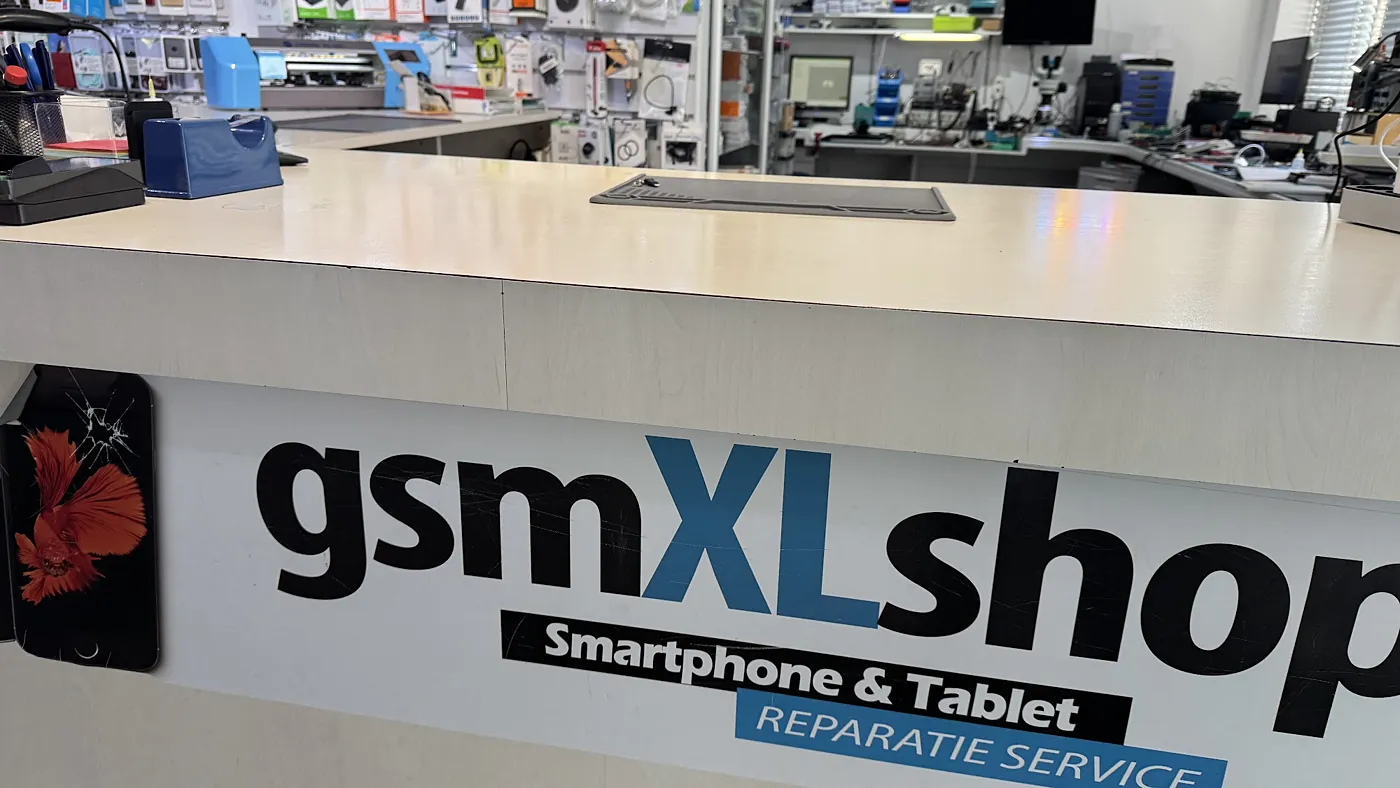 De balie van gsmXLshop met het logo